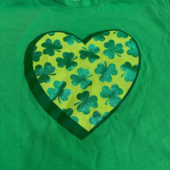 Saint Patrick’s Day Green Kids Shirt with Heart Design size large 10/12 - Picture 3 of 6